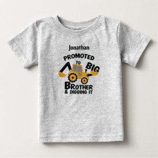 Befördert zu BIG Brother und graben es. bearbeitba Baby T-shirt