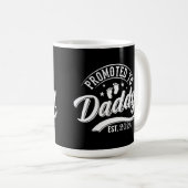 Befördert zu Daddy 2024 Funny für New Dad Kaffeetasse (VorderseiteRechts)
