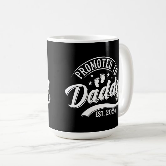 Befördert zu Daddy 2024 Funny für New Dad Kaffeetasse (VorderseiteRechts)