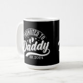 Befördert zu Daddy 2024 Funny für New Dad Kaffeetasse (Vorderseite Links)