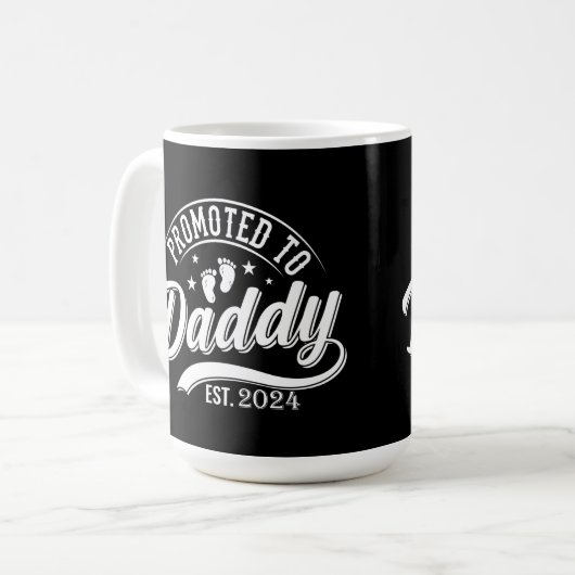 Befördert zu Daddy 2024 Funny für New Dad Kaffeetasse (Vorderseite Links)