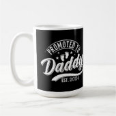 Befördert zu Daddy 2024 Funny für New Dad Kaffeetasse (Links)