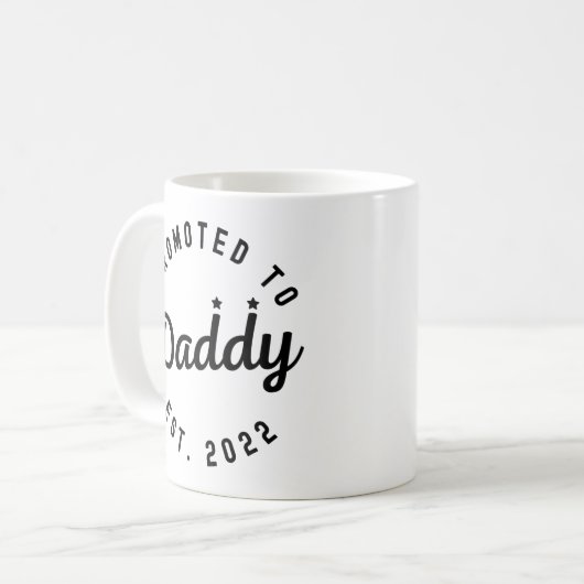 Befördert zu Daddy Est. 2022 NeuDad Kaffeetasse (Vorderseite Links)