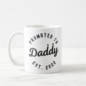 Befördert zu Daddy Est. 2022 NeuDad Kaffeetasse (Links)