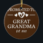 Befördert zu Großgroßma 2022 neues Großgroßma Keramik Ornament<br><div class="desc">Befördert zu Großgroßmutter 2022 neues Großes Oma 2022 Geschenk. Perfektes Geschenk für Ihren Vater,  Mama,  Papa,  Männer,  Frauen,  Freunde und Familienmitglieder am Erntedank Tag,  Weihnachten,  Muttertag,  Vatertag,  4. Juli,  1776 Unabhängiger Tag,  Veteranen Tag,  Halloween,  Patrick's Day</div>