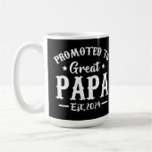 befördert zu Großpapa est 2024 t Shirt Kaffeetasse (Links)
