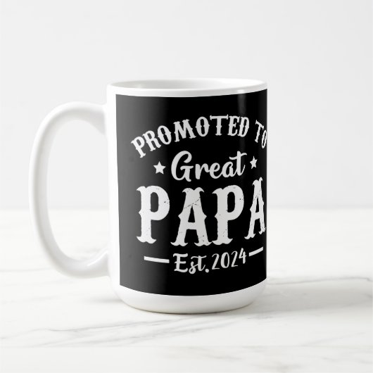 befördert zu Großpapa est 2024 t Shirt Kaffeetasse (Links)