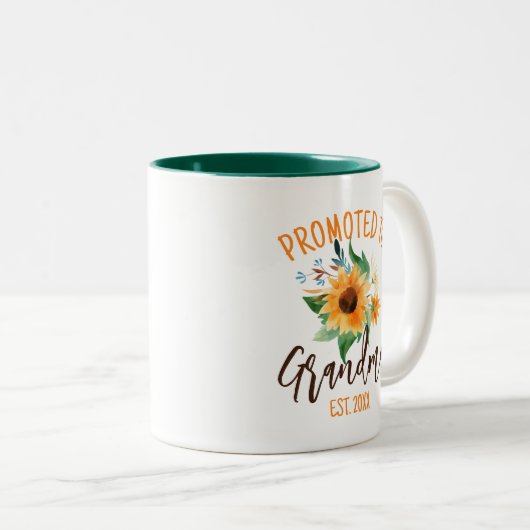 Befördert zu Oma Floral Sonnenblume Personalisiert Zweifarbige Tasse (VorderseiteRechts)