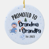 Befördert zu Oma&Opa - Baby Boy Xmas Keramik Ornament (Hinten)