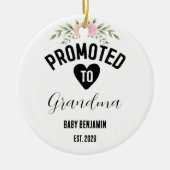 Befördert zu Oma Personalisiert Baby Name Keramik Ornament (Vorne)