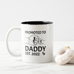 Befördert zu Papa est 2022 Papa Babyfaust Zweifarbige Tasse
