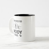 Befördert zu Papa est 2022 Papa Babyfaust Zweifarbige Tasse (Vorderseite Links)