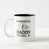 Befördert zu Papa est 2022 Papa Babyfaust Zweifarbige Tasse (Links)