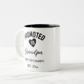 Befördert zum Großvater Personalisierter Baby-Name Zweifarbige Tasse (Vorderseite Links)