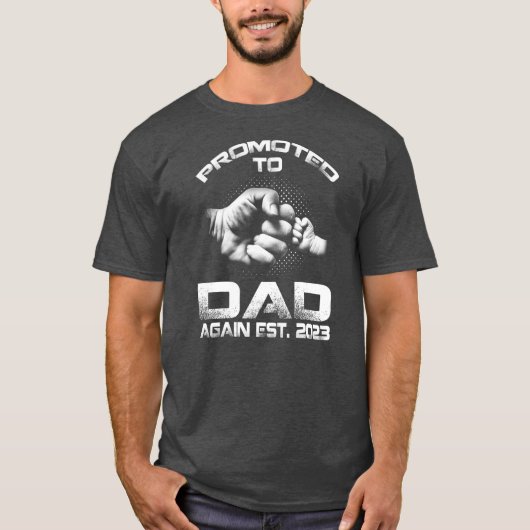 Befördert zum Vater Est 2023 Funny Vathers Day T-Shirt (Vorderseite)