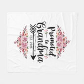 Befördert zur Oma 2025-Schwangerschaftsankündigung Fleecedecke (Vorderseite (Horizontal))