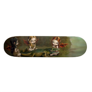 Befreunden eines Alligatorgotischen feenhaften Skateboard