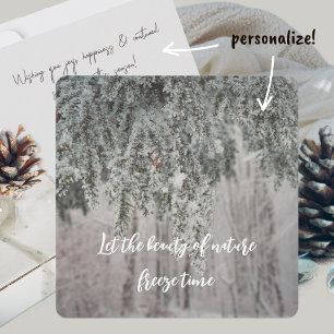 Befrorene Äste und ein schneebedeckter Wald Feiertagskarte