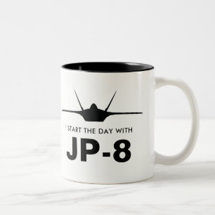 Beginnen Sie der Tag mit JP-8 der Tasse des