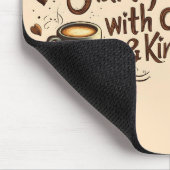 Beginnen Sie Ihren Tag mit Kaffee & Freundlichkeit Mousepad (Ecke)