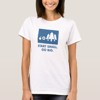 Beginnen Sie kleines. Gehen Sie groß. (Frauen) T-Shirt
