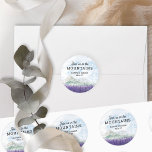 Begleiten Sie uns bei der Hochzeit des Berglavende Runder Aufkleber<br><div class="desc">Kommen Sie mit uns in die Berge, personalisierte Hochzeitseinladung Umschlag Aufkleber, perfekt für einen Hochzeitsort oder Hochzeit in Urlaubsort in landschaftlicher Landschaft. Das Design besticht durch moderne Typografie und eine idyllische Aquarelllandschaft. Die traumhafte Bergkammszene zeigt Berge, grüne Hügel und eine friedliche Talwiese mit Lavendelwüsten, lila Wildblumen oder Heidemoor im Hochland...</div>