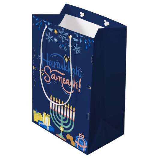 Begleiten Sie uns zu einer fröhlichen Hanukkah-Fei Mittlere Geschenktüte (Rückseite Schrägansicht)
