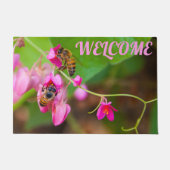 BEGRÜSSEN Bienen auf rosa Blume des Korallenweins  Fußmatte (Vorderseite)