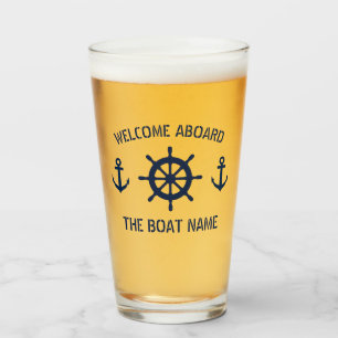 Begrüßung an Bord des nautischen Ankeryachtbiers Glas