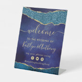 Begrüßung der Hochzeitsfeier von Navy Blue & Gold Sockelschild (Vorderseite)