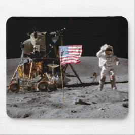 Begrüßung der US-Flagge auf dem Mond Mousepad