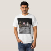 Begrüßung der US-Flagge auf dem Mond T-Shirt (Vorne ganz)