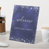 Begrüßung mit blauem Silbernamenskript Sockelschild (In SItu)