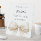 Begrüßung mit Bow Creme beige Weißer Geburtstagsge Sockelschild (In Situ)