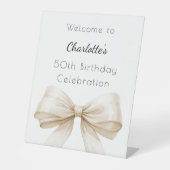 Begrüßung mit Bow Creme beige Weißer Geburtstagsge Sockelschild (Vorderseite)