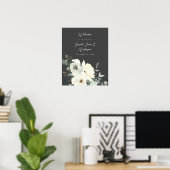 Begrüßung mit dunkelblauer und weißer Blüte - Grau Poster (Heimbüro)