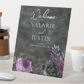 Begrüßung mit gotischer Lila und schwarzer Flora Sockelschild (In Situ)