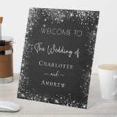 Begrüßung mit schwarzem Glitzer Sockelschild (In Situ)