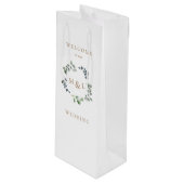 Begrüßung von Foliage & Gold Monogram White Weddin Geschenktüte Für Weinflaschen (Vorderseite Schrägansicht)