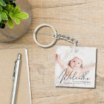 Begrüßung von Script-Foto Geburtserklärung Schlüsselanhänger<br><div class="desc">Mit diesem Keepsake-Schlüsselanhänger kündigen Sie die Geburt Ihres Babys mit seinem Foto an und "Willkommen" oben in einem eleganten Drehbuch. Fügen Sie in der modernen Typografie seinen Namen,  das Geburtsdatum und die Geburtsdaten hinzu.</div>