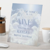 Begrüßungsabonnement auf Cloud Nine 9 Pampas Braut Sockelschild (In Situ)