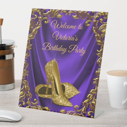 Begrüßungstisch für Frauen bei Lila Gold-Geburtsta Sockelschild (In Situ)