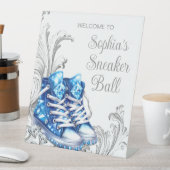 Begrüßungtisch für den Blue Sneaker Ball Sockelschild (In Situ)