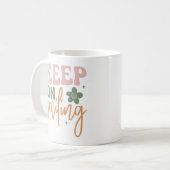 Behalt auf dem Lächeln inspirierender Zitate Kaffeetasse (Vorderseite Links)