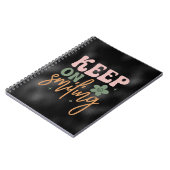 Behalt auf dem Lächeln inspirierender Zitate Notizblock (Linke Seite)