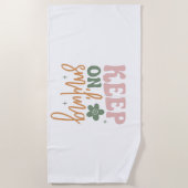 Behalt auf Lächeln inspirierender Zitat weiß Strandtuch (Vorderseite)