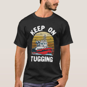 Behalt auf Tugging Funny Tugboat T-Shirt