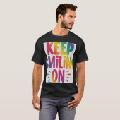 Behalt beim T - Shirt lächeln (Vorne ganz)