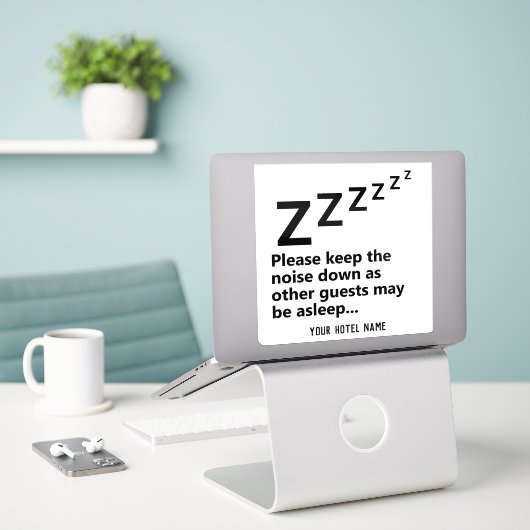 Behalt bitte das Geräusch ab. Die Gäste schlafen Aufkleber (Laptop auf Schreibtisch)