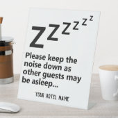 Behalt bitte das Geräusch ab. Die Gäste schlafen Sockelschild (In Situ)